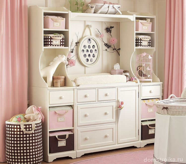 Комод в детской комнате в бело-розовых тонах