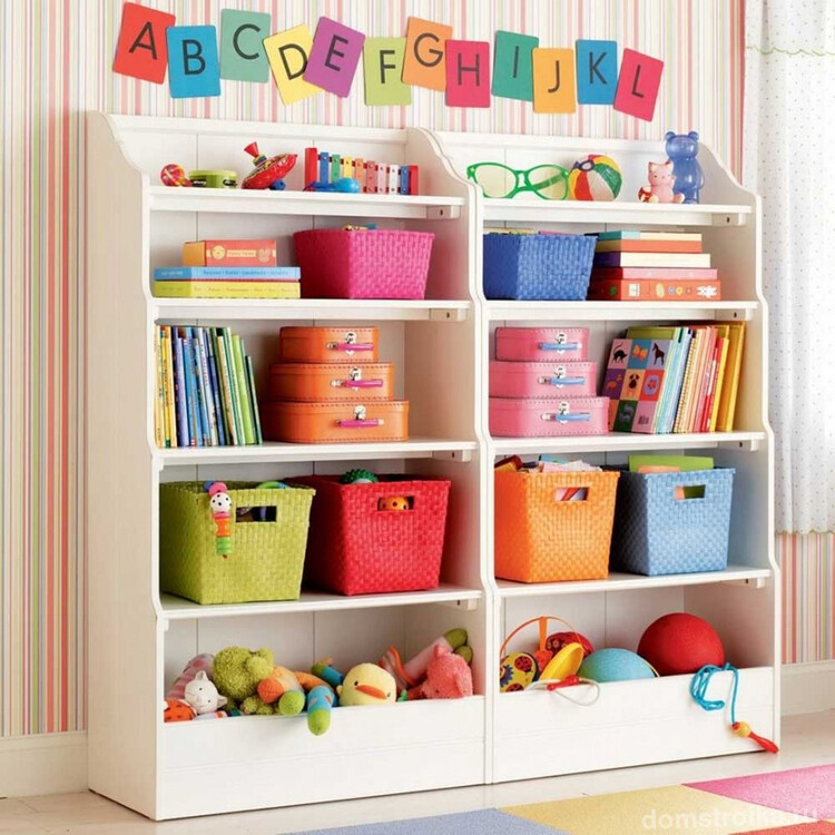 Разноцветный шкаф с множеством полок - отличный вариант для хранения игрушек, который удовлетворит и ребенка, и родителей