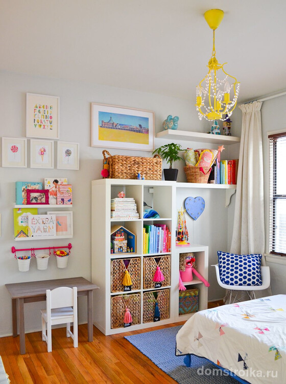 В шкафе детской комнаты можно хранить книги, игрушки и вещи для творчества