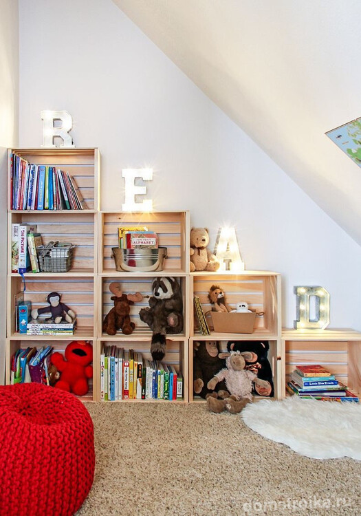 Открытый деревянный стелаж - универсальная мебель в любую детскую комнату