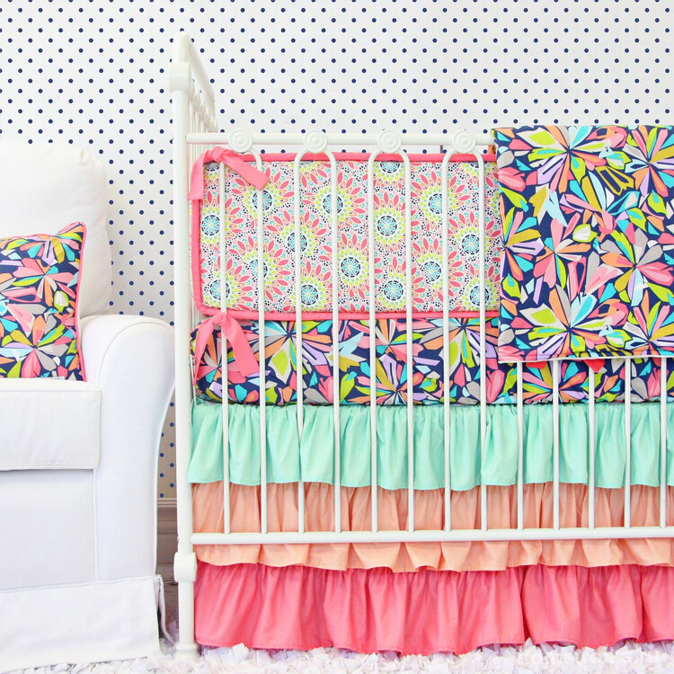Геометрические рисунки с цветочными мотивами на бортиках кроватки