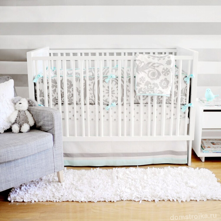 бортики в кроватку для новорожденных: фото - светло-серые бортики с завязками в мятном цвете