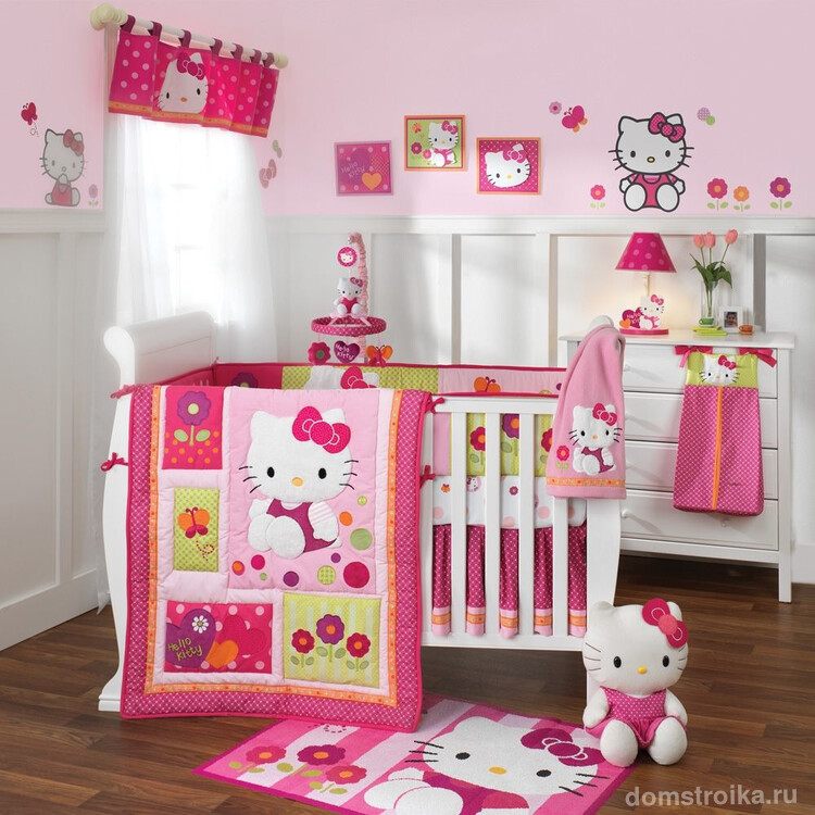 Розовая детская комната в стилистике Китти: фирменные бортики для кроватки, постель, обои, игрушки, ковер