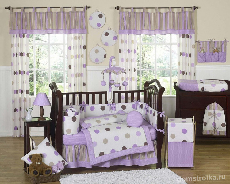 Детская комната в фиолетовый горошек: стильные бортики, шторы и постельное белье