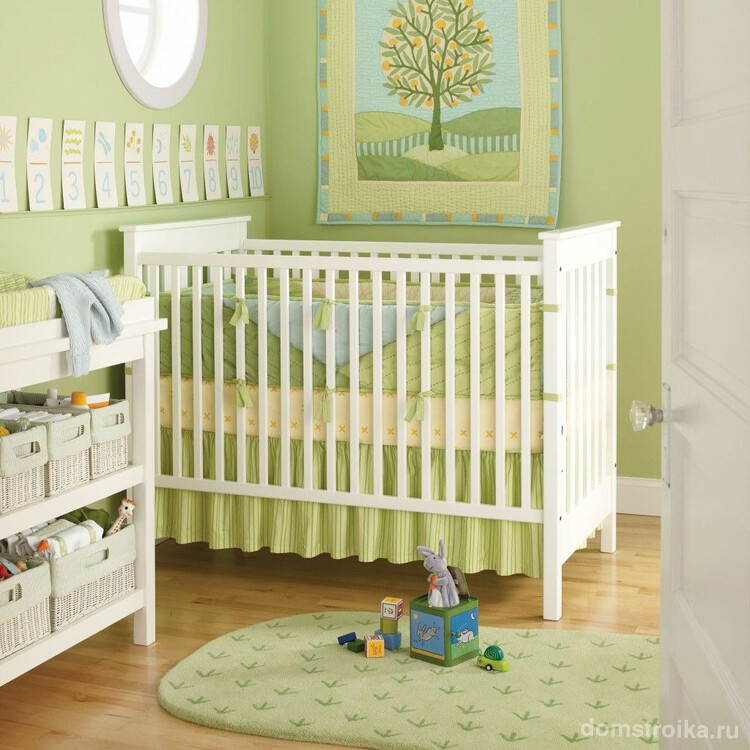 Зеленая детская для новорожденного: мягкие бортики выполнены в стилистике комнаты