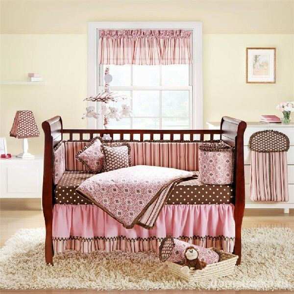 Красивая кроватка с розовыми бортиками для девочки