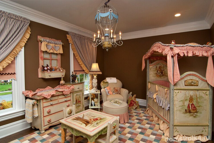 Деревянная детская кроватка в сказочной детской комнате