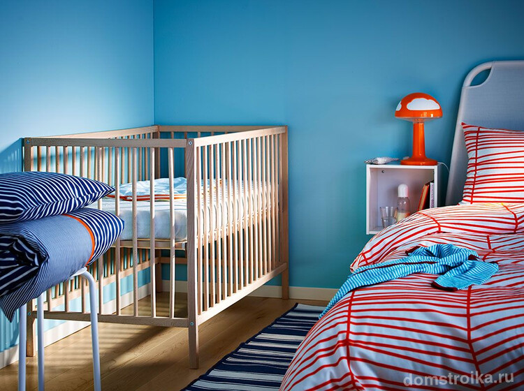 Детская кроватка в спальне родителей