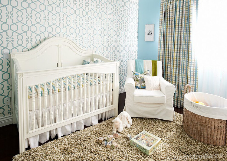 Светлая детская комната с деревянной кроваткой для новорожденного