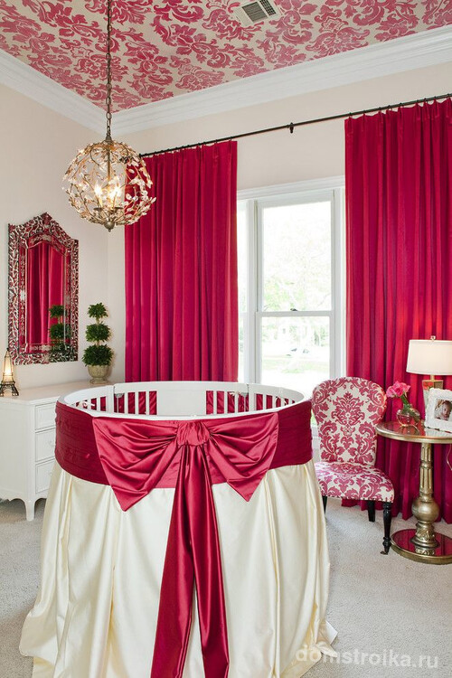 Яркий интерьер классического стиля с кроваткой для новорожденного в центре комнаты