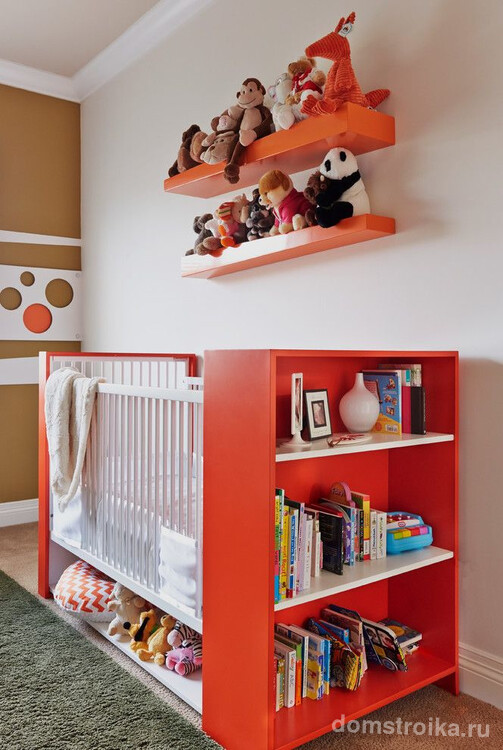 Двухцветная деревянная кроватка для новорожденного с полочками для хранения детских игрушек и книжек