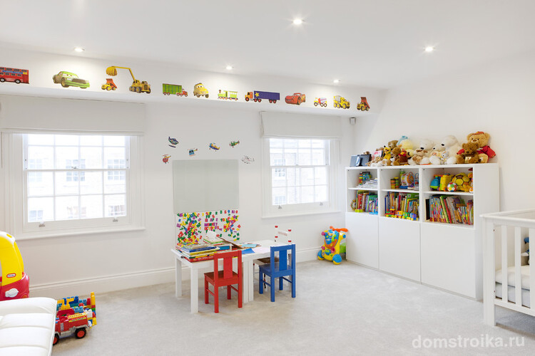 Нейтральный окрас детской комнаты с хорошим точечным и естественным освещением