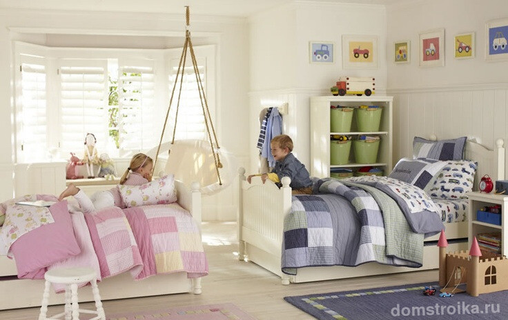Просторная детская комната с расположением кроватей друг напротив друга
