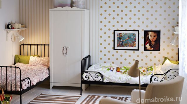 Зонирование спальных мест с помощью разных обоев и небольшого одежного шкафа
