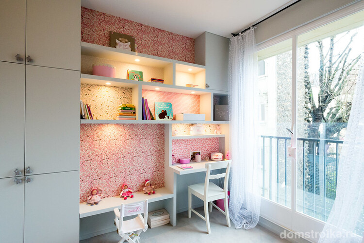 Встроенные шкафчики с рабочими местами в детской комнате с панорамным окном