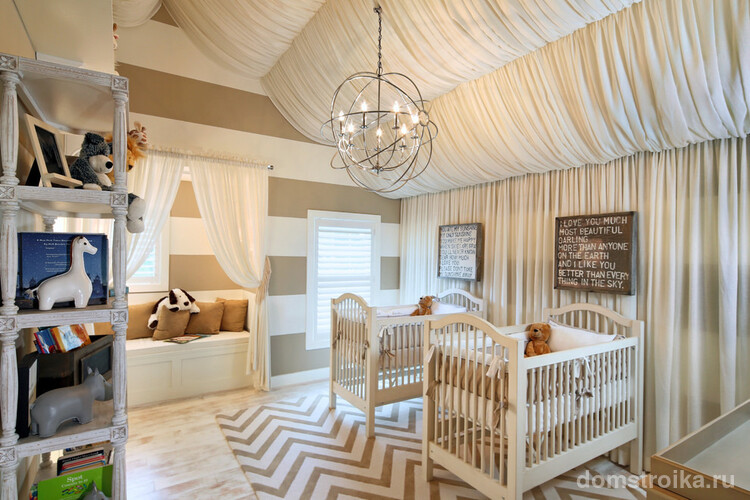 Квадратная комната для малышей, украшенная легким тюлем