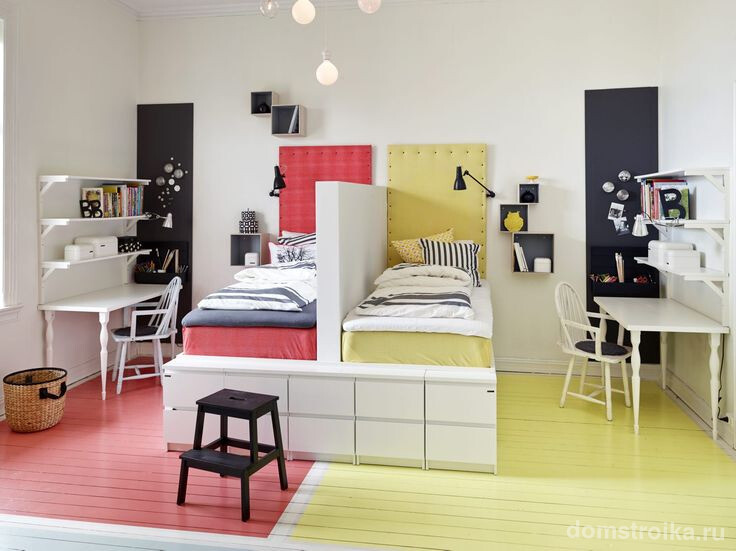 Разделение детской комнаты цветом и небольшой перегородкой между кроватями
