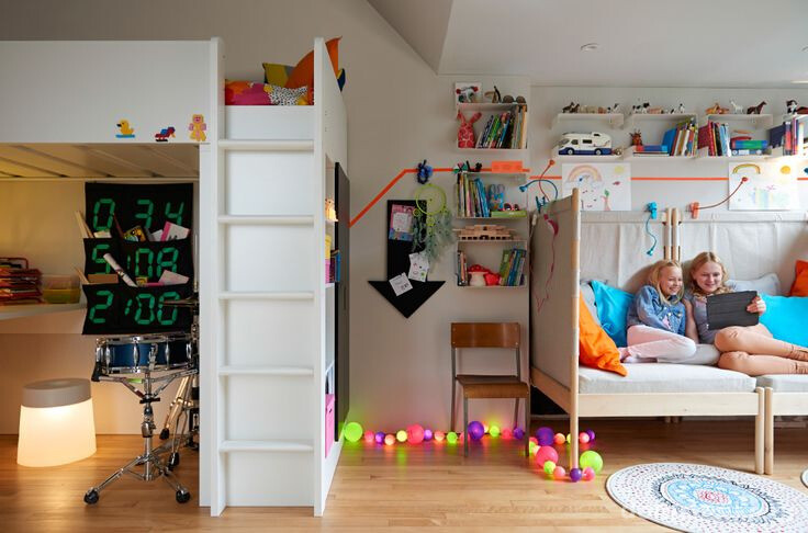 Детям, практически одного возраста, которые отлично ладят, можно обустроить совместную спальную зону и рабочую