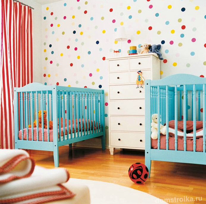 Красочная детская комната для деток дошкольного возраста