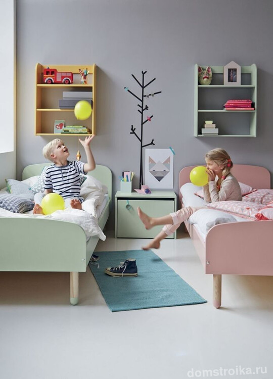 Параллельное расположение кроватей в комнате разнополых детей