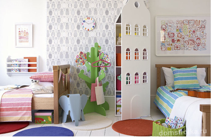Дизайн детской комнаты: разделение пространства в комнате разнополых детей при помощи красивого шкафчика для игрушек в виде дома