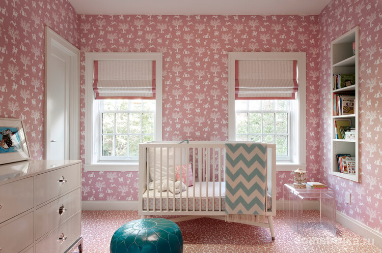 Оформление детской комнаты в темно-розовом цвете
