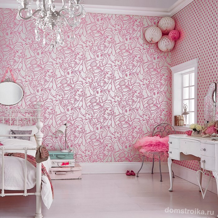 Спокойные розово-серебристые обои для небольшой спальни
