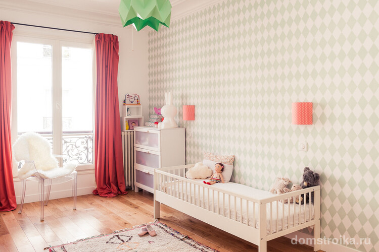 Светлая просторная детская комната с оклеенной обоями стеной в зоне отдыха
