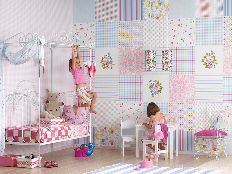 Бумажные обои в комнате девочки с рисунком по типу пэчворк