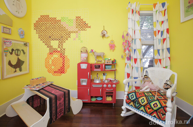 Яркая комната для девочки дошкольного возраста со шторой бренда IKEA