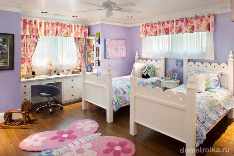 Детская комната для двух девочек-сестер с многослойными шторами: прозрачная тюль, плотные шторы с ярким цветочным принтом и драпировка-ламбрекен из той же ткани, что и шторы
