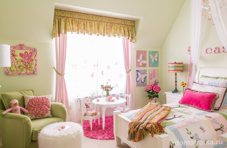 Оконное оформление для детской комнаты девочки из трех составляющих: тюль, шторы и ламбрекен