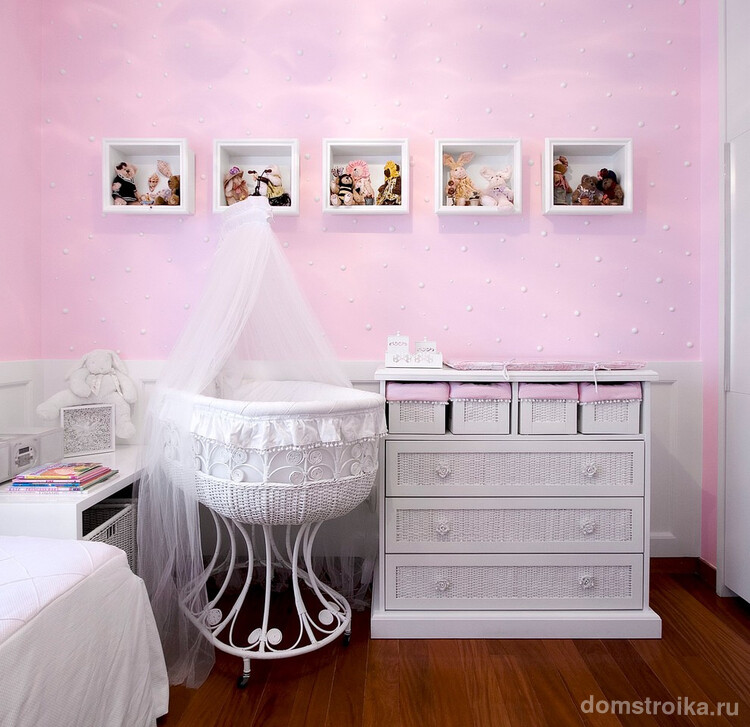Нежная романтическая детская комната с белым плетеным комодом