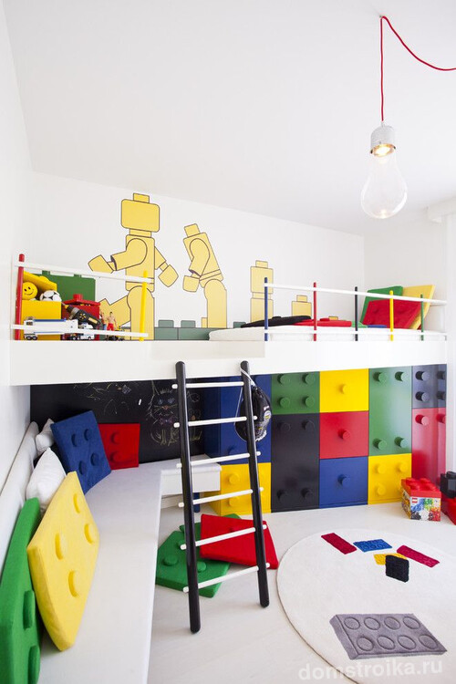 Комната для мальчиков в стиле LEGO с зонированием. Первая зона – для отдыха, вторая – зона для игры, третья – зона для хранения игрушек