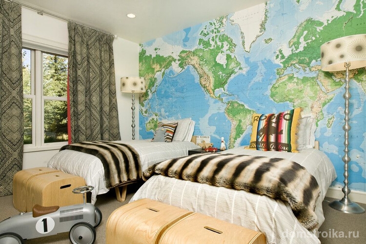 Детская комната для двух мальчиков с идентичными спальными местами. Изюминка интерьера – географическая карта в качестве обоев