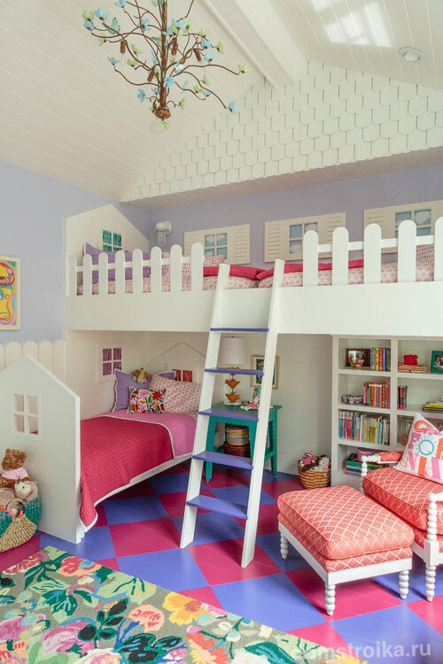 Детская комната для девочек, выполненная в виде домика с имитацией черепичной крыши на потолке, забором в качестве перил, объемными или прорезанными окошками