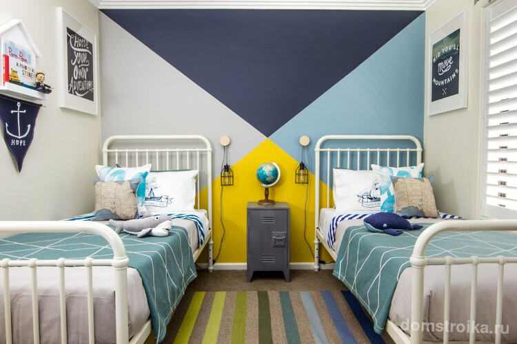 Детская комната с морской тематикой одинаково подойдет как для девочки, так и для мальчика. Цветовая растяжка на ковре указывает на спальные места каждого из детей: желтый – для девочки, синий – для мальчика