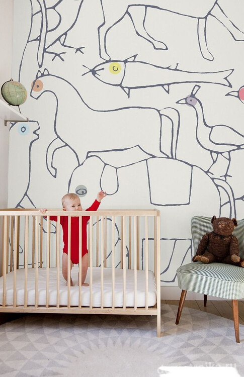 Познавательные обои с изображением животных в комнате малыша