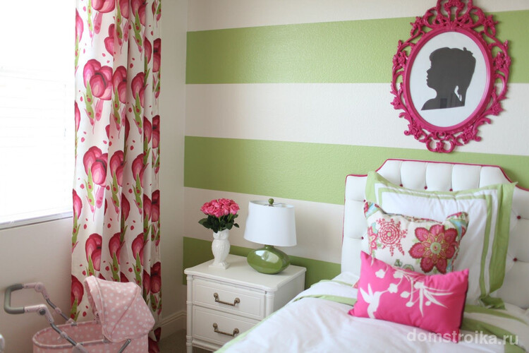 Фото 10 - Обои с широкими зелеными полосами в комнате для девочки