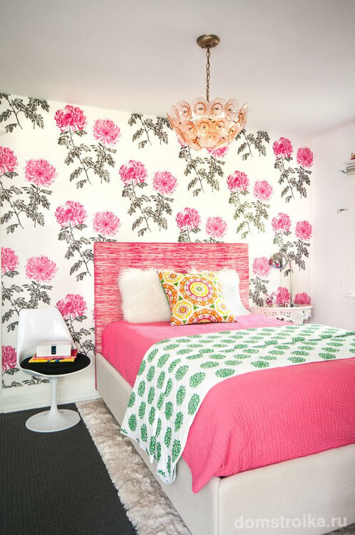 Обои с яркими розовыми цветами в комнате для девочки