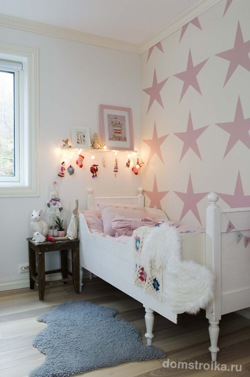 Фото 5 - Бумажные обои с розовыми звездами в комнате для девочки