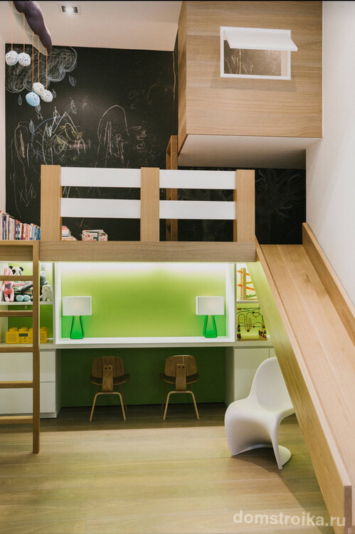 Оригинальная идея подойдет для комнаты с высокими потолками: зеленое, приятное для глаз, рабочее место с обильным освещением обеспечит концентрацию внимания на поставленном задании, а размещенный сверху игровой уголок с доской для рисования на всю стену разнообразит досуг ребенка