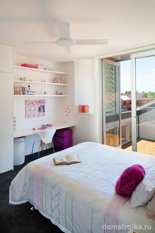 Еще один вариант минималистичной меблировки комнаты, подходящей практически для любого возраста ребенка