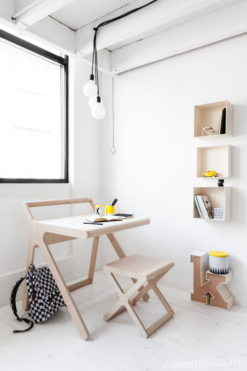 Один из самых современных экологичных вариантов из дерева. Форма стола "K desk" от голландской компании Rafa-Kids - простая, но в то же время притягивает взгляд