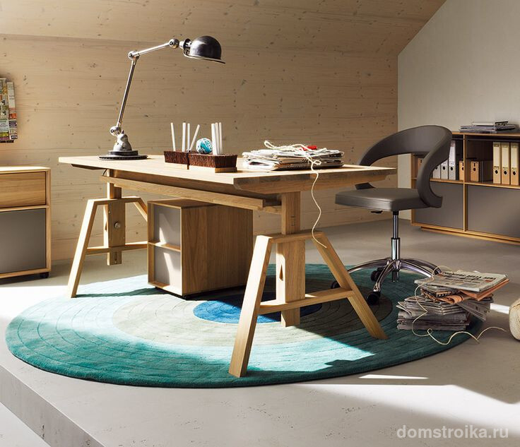 Деревянный письменный стол для школьника ручной работы с прямоугольной столешницей являет собой удобную рабочую поверхность оптимальных размеров