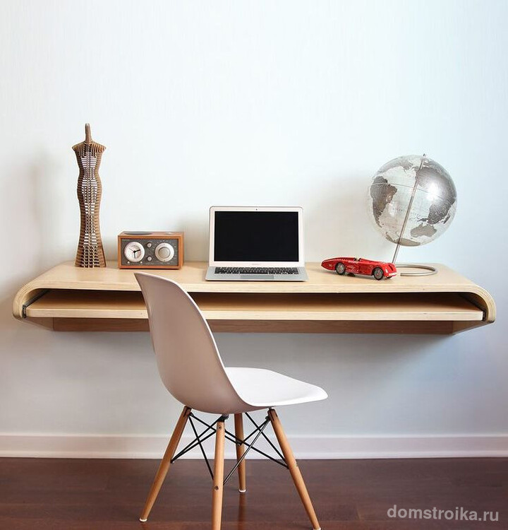 Необычный стол с гнутой столешницей, с дополнительной выдвижной поверхностью для клавиатуры, прикрепленный к стене