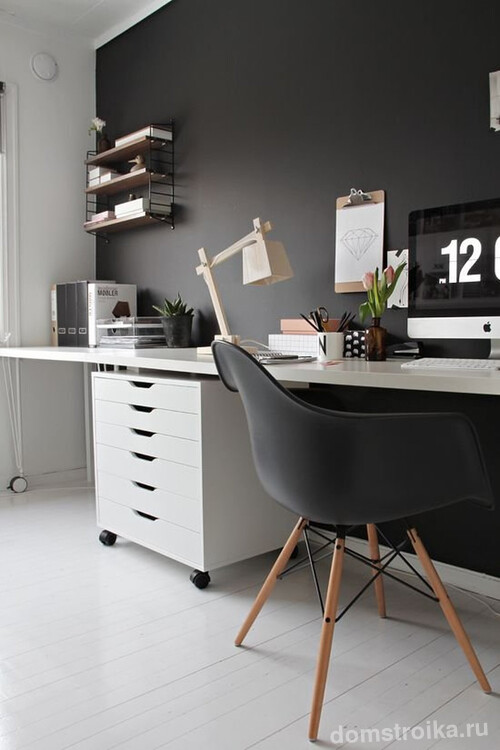 Нестандартный вариант компьютерного стола от Икеа: широкий стол вдоль стены с отдельным местом для работы за компьютером и свободным пространством для письма
