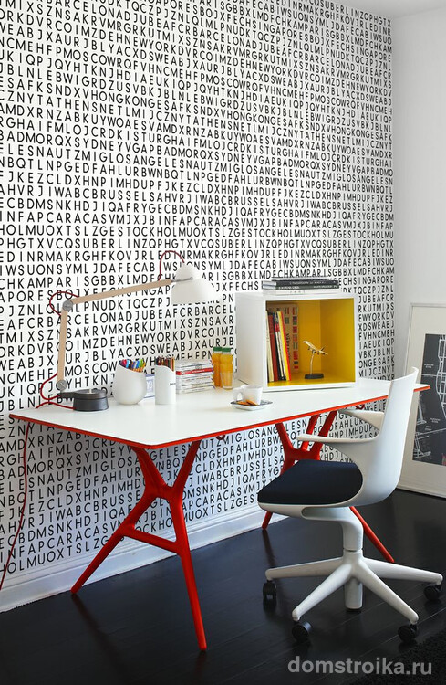 Проект современной меблировки комнаты подростка с компактным креслом на колесиках и ярким столом