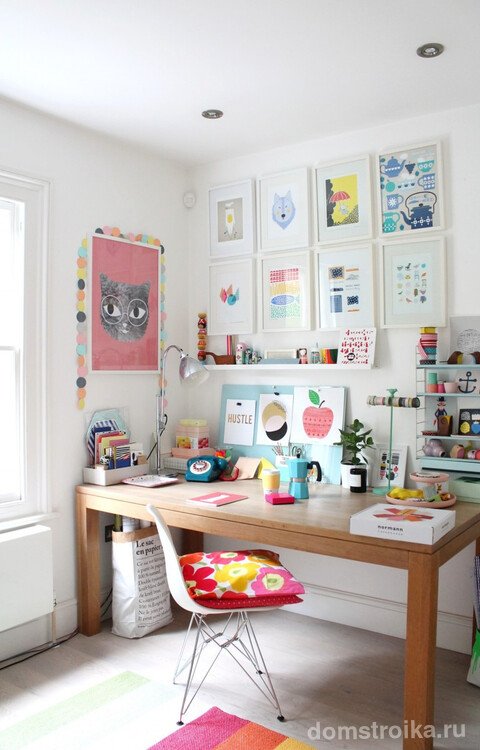 Стены над столом можно украсить рисунками и разными мелочами и деталями, создающими уют