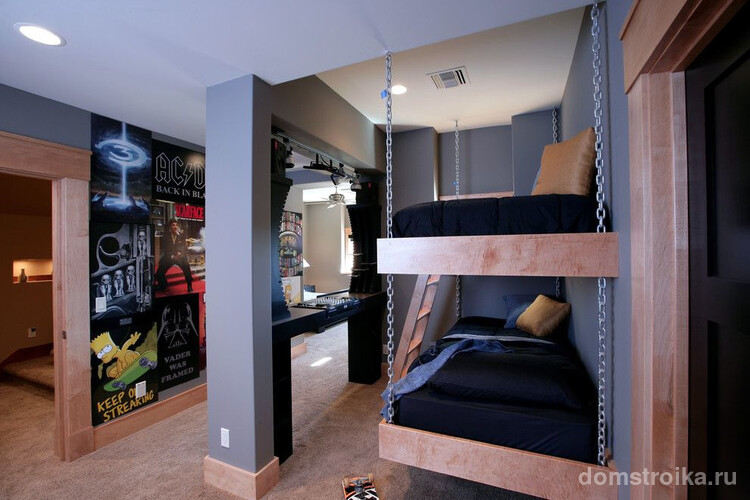 Сдержанная общая цветовая гамма спальни, простые формы мебели, яркие постеры на стенах, множество компьютерных дисков, скейт – отличительные черты комнаты для мальчиков